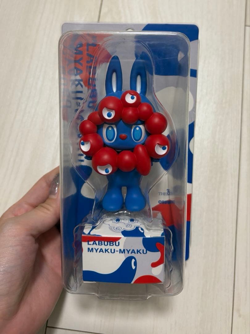 ミャクミャク ラブブ　ストラップ付フィギュア MYAKUMYAKU LABUBU