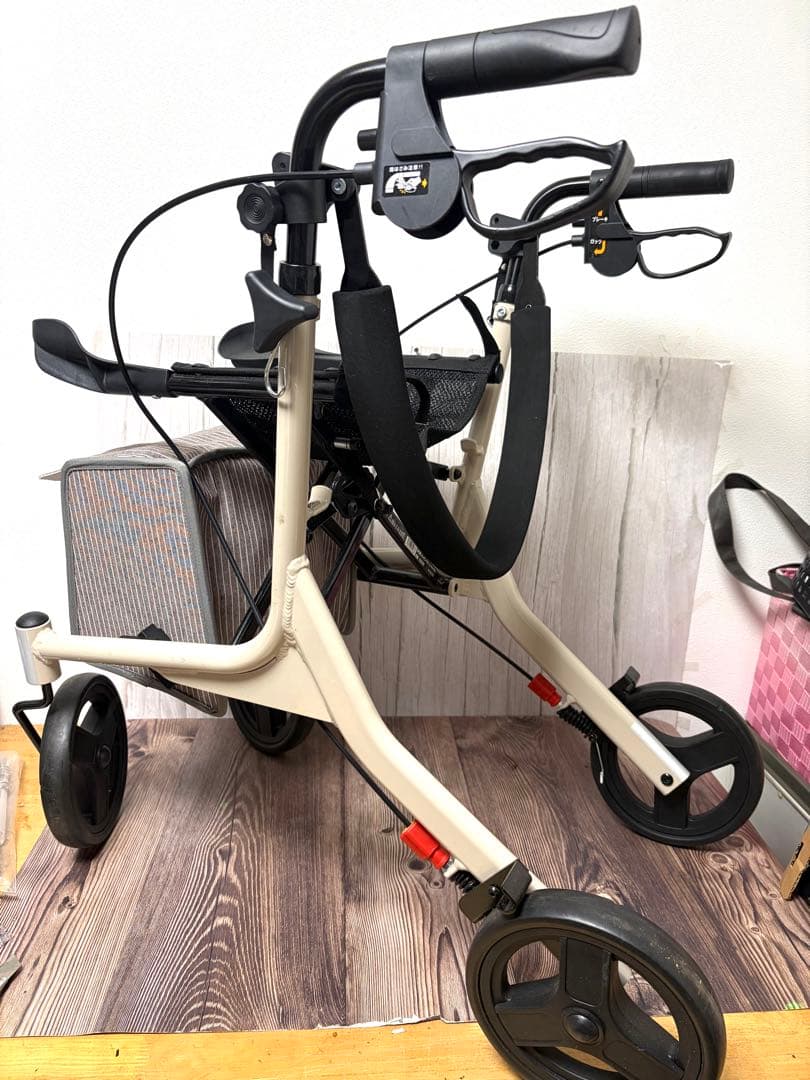 歩行器 大きな車輪 調整可能ハンドル