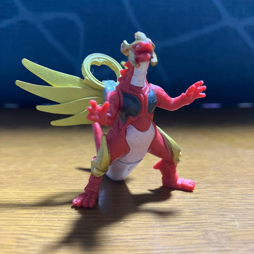 バトルスピリッツブレイヴ フィギュア 太陽神龍ライジングと太陽龍