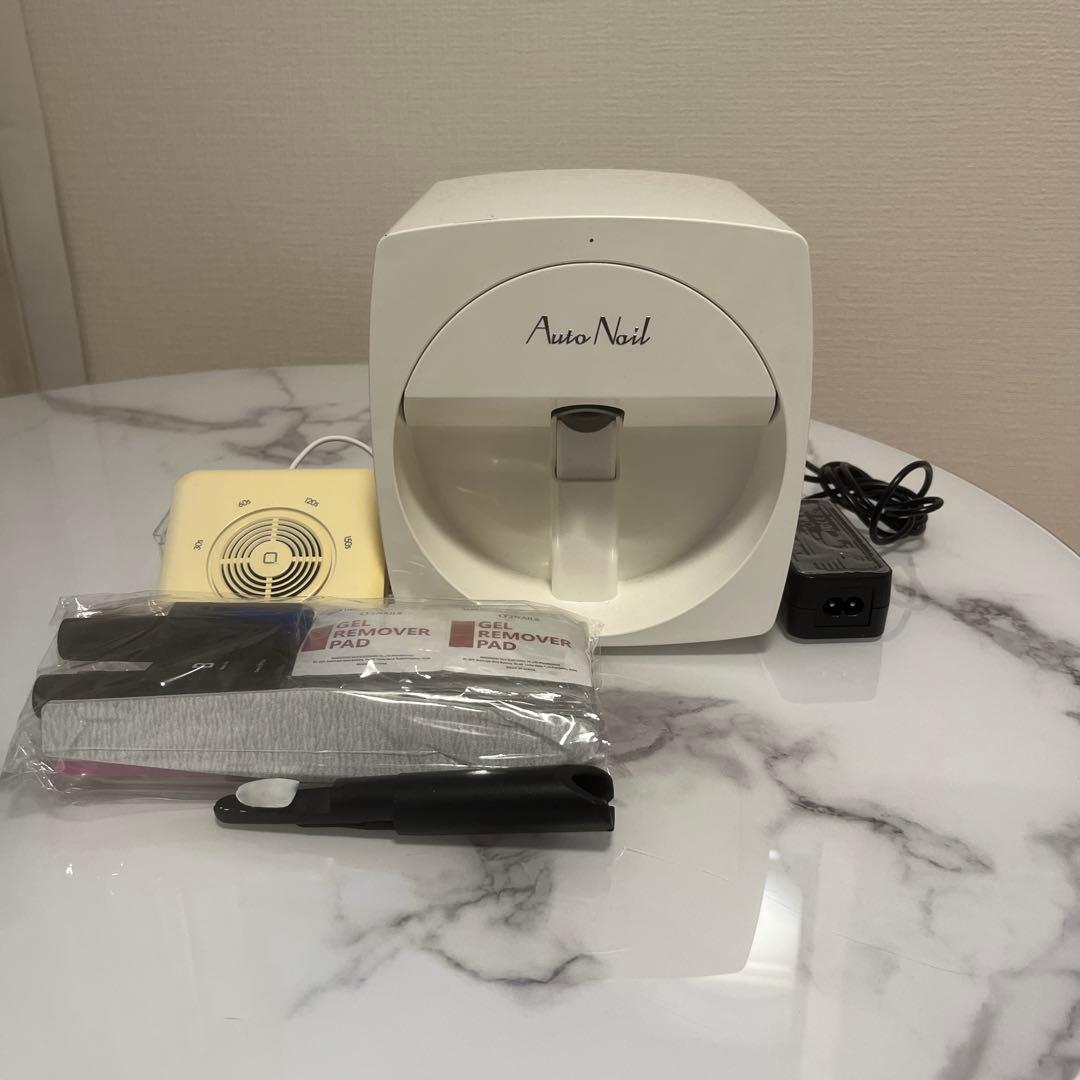 オートネイル(指を入れると好きなデザインが出来る)