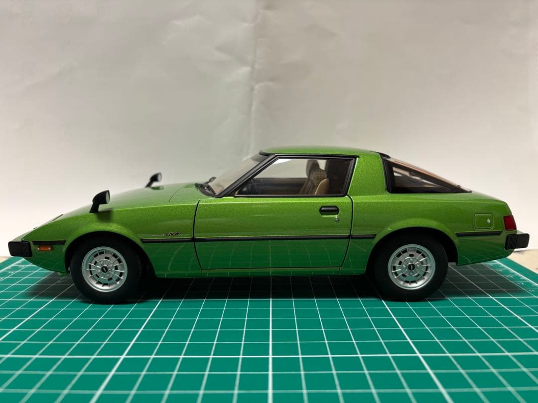オートアート1/18 マツダ サバンナRX-7(SA22C) - メルカリ