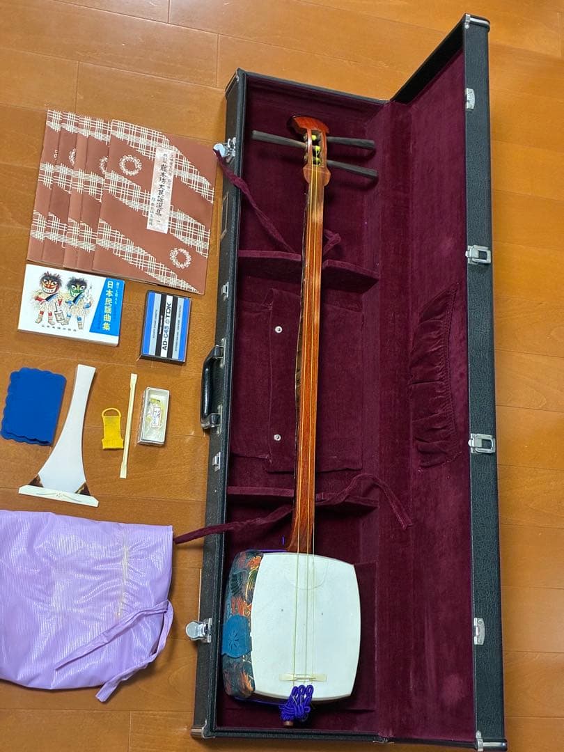 三味線・全長約99cm ハードケース・撥・駒のセットになります