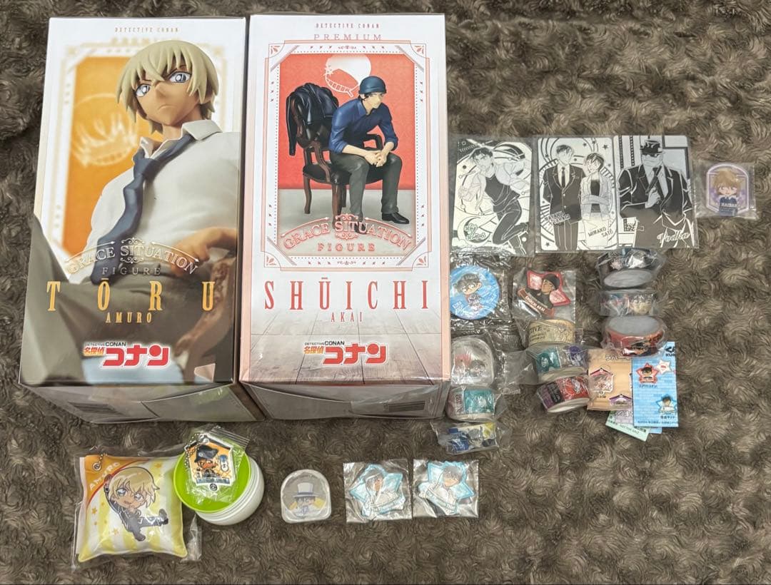 名探偵コナン　フィギュア2種　クッション型チャーム　カード3枚　アクリル類他