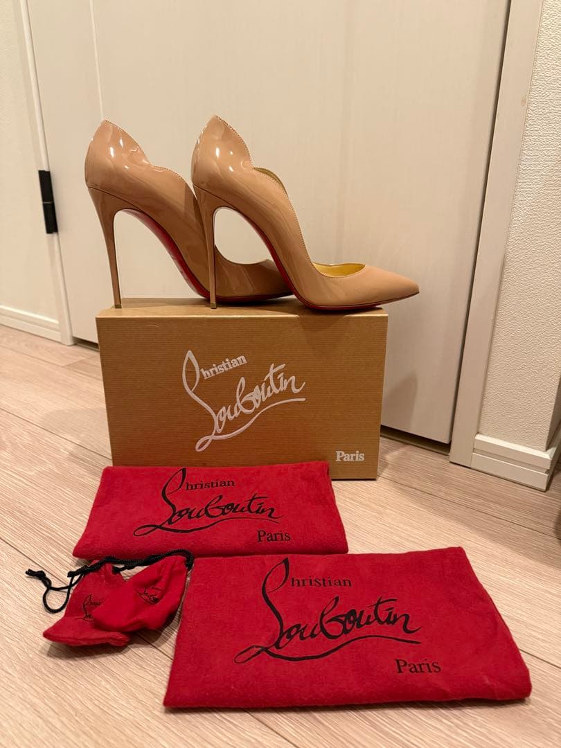 Christian Louboutin Hot Chick ベージュ