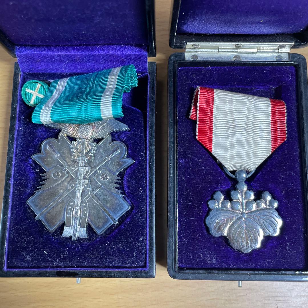 勲章2点セット】勲八等白色桐葉章(右)・功七級金鵄