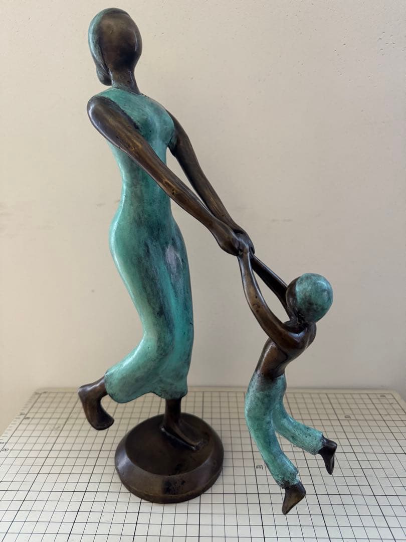 青銅製 母子像 モダンデザイン スポーツ像・子供の像・母子像のご案内｜株式会社四津井