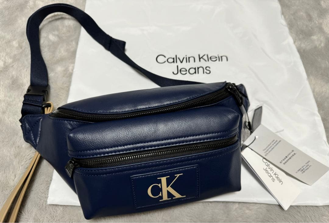 カルバンクライン　ボディバッグ　ユニセックス　ネイビー