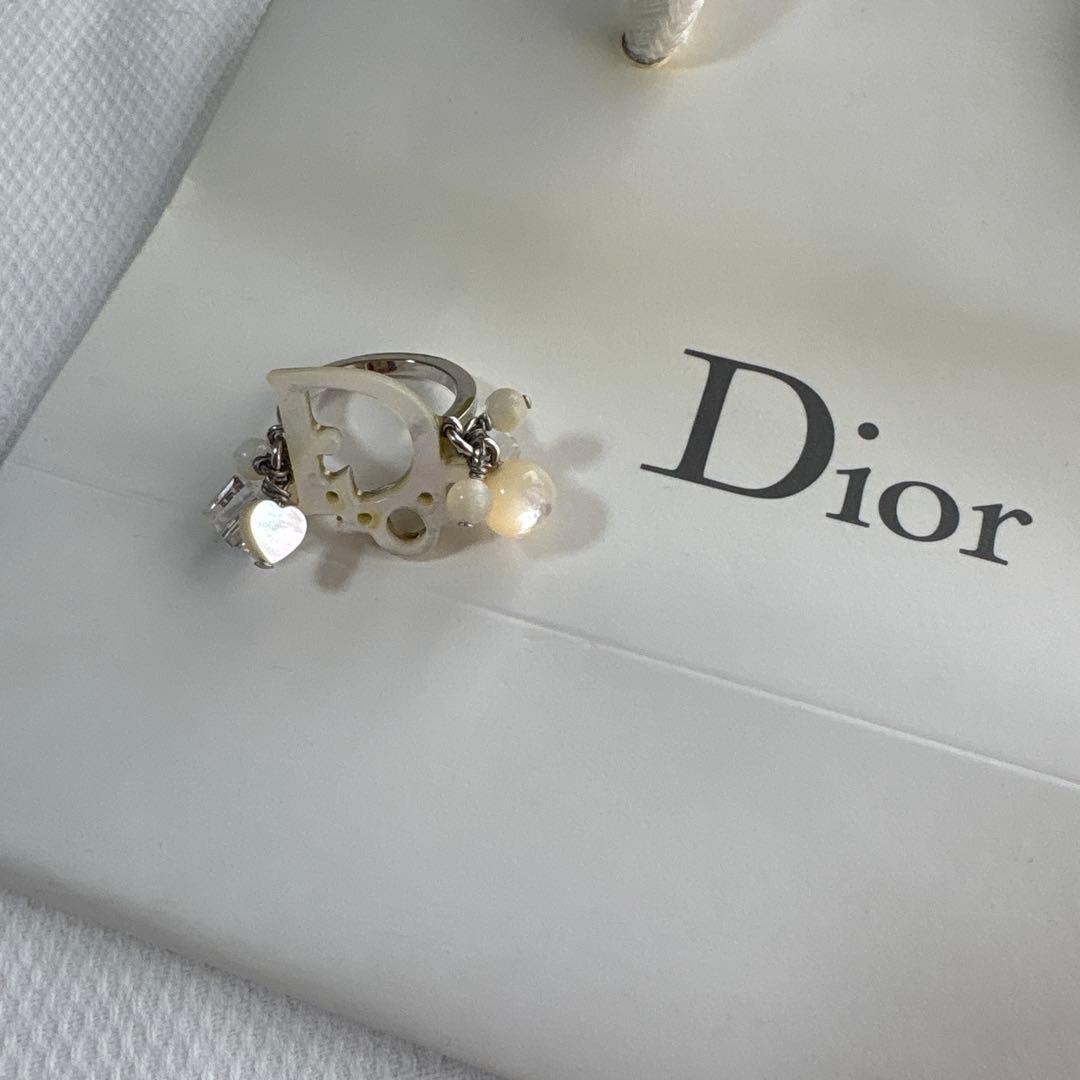 Dior・ホワイト・ロゴ・ハートビーズ・ビジュー付きリング。