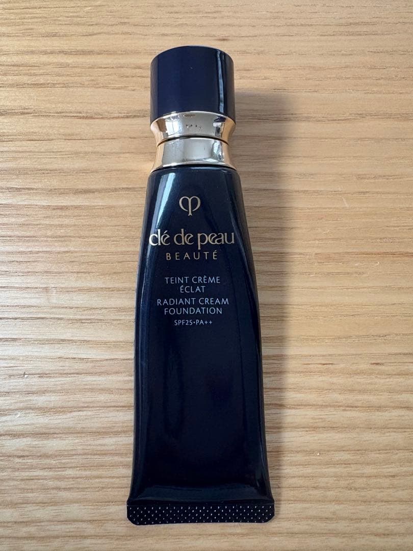 クレド・ポー・ボーテ　タンクレームエクラn クリームタイプ　ファンデーション