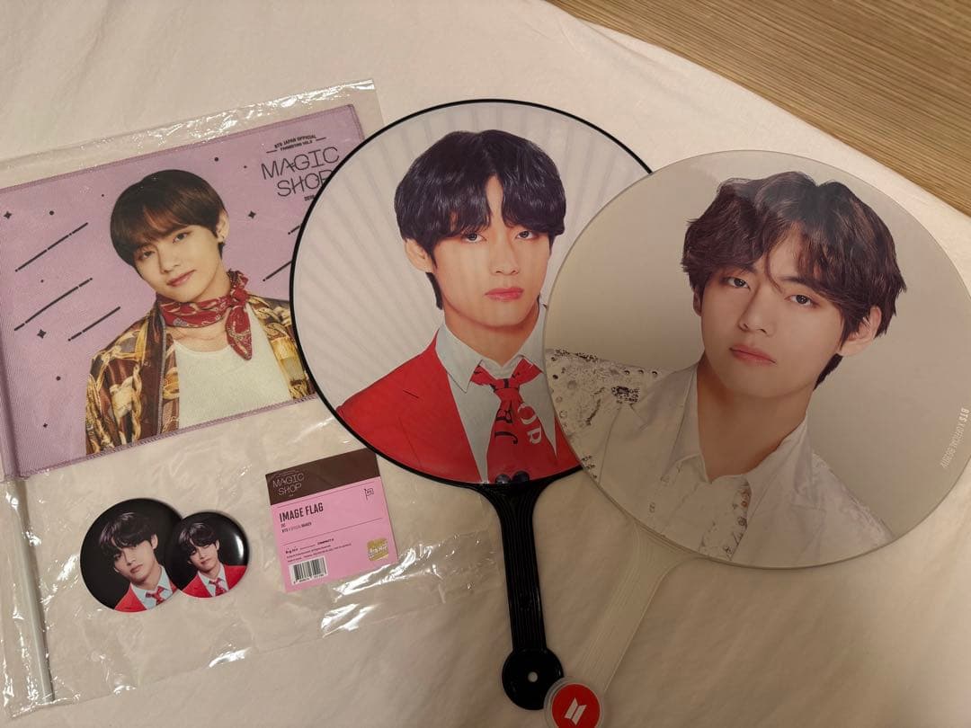 bts テテ セット うちわ フラッグ 缶バッチ - メルカリ