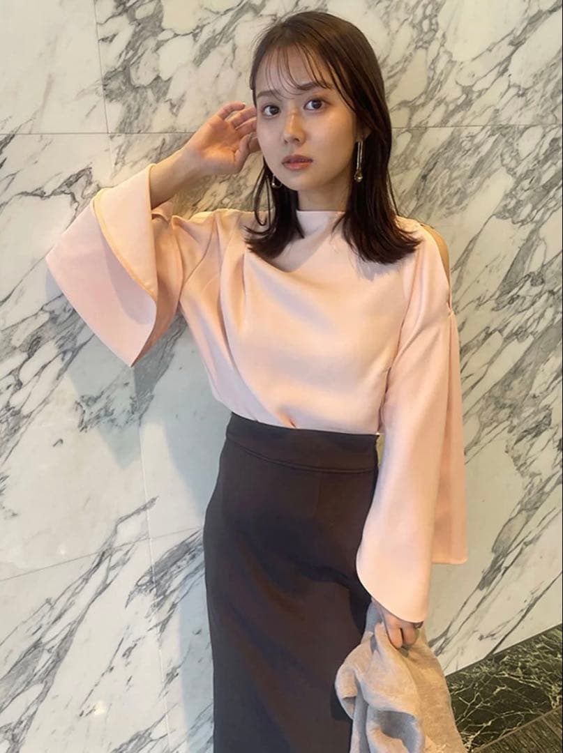 【美品】アシメネックサテンブラウス コーラル アニュアンス