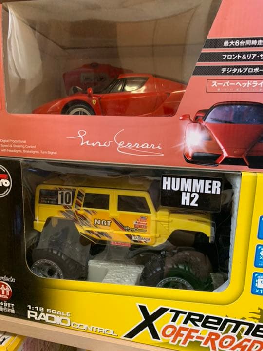 フェラーリとハマー　ラジコン トイザらス】4,999円で購入できるラフェラーリのドリフトラジコンを