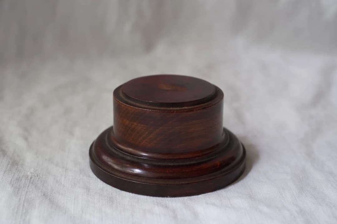 フランスアンティーク｜高貴なディスプレイ台