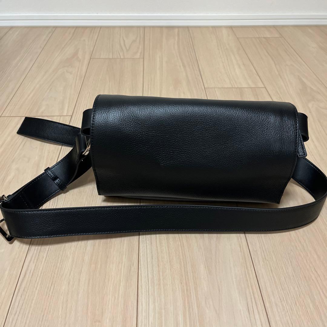 ビアズリー　レザーボディバッグ