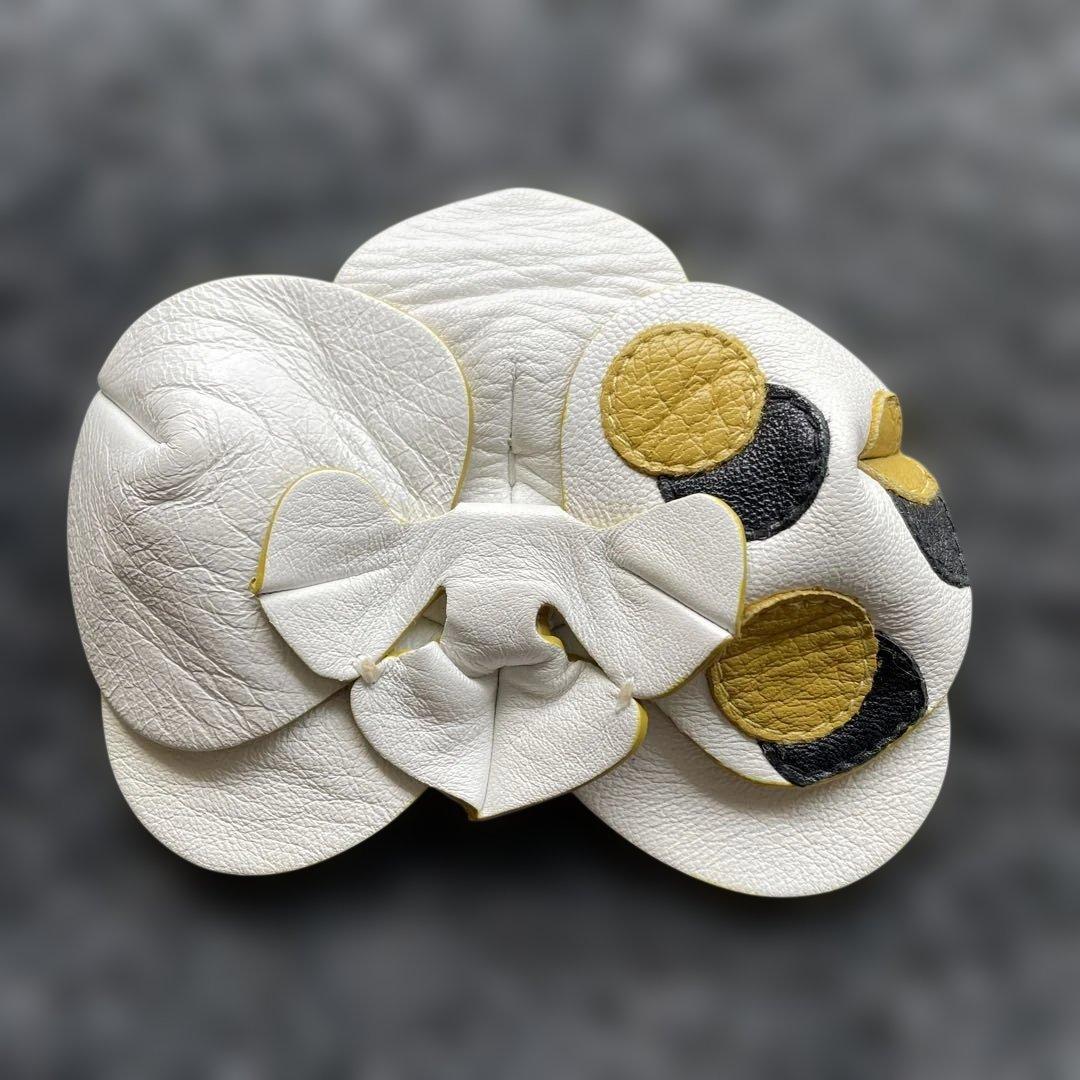 フェンディ レザーブローチ コサージュ 未使用 - メルカリ