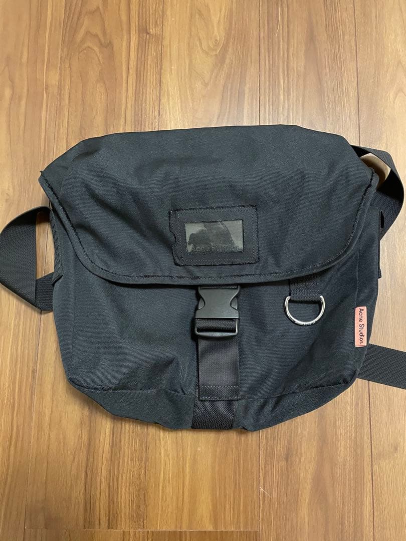 acne studiosメッセンジャーバッグ
