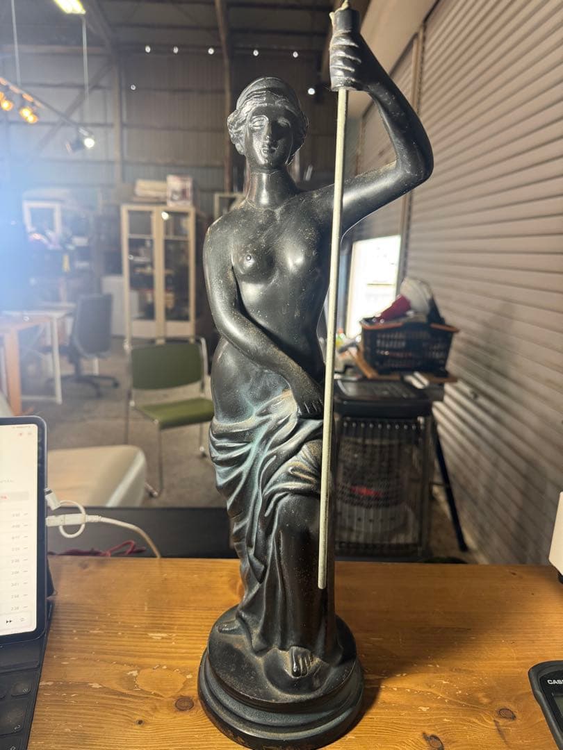 金属製女性像 約30cm