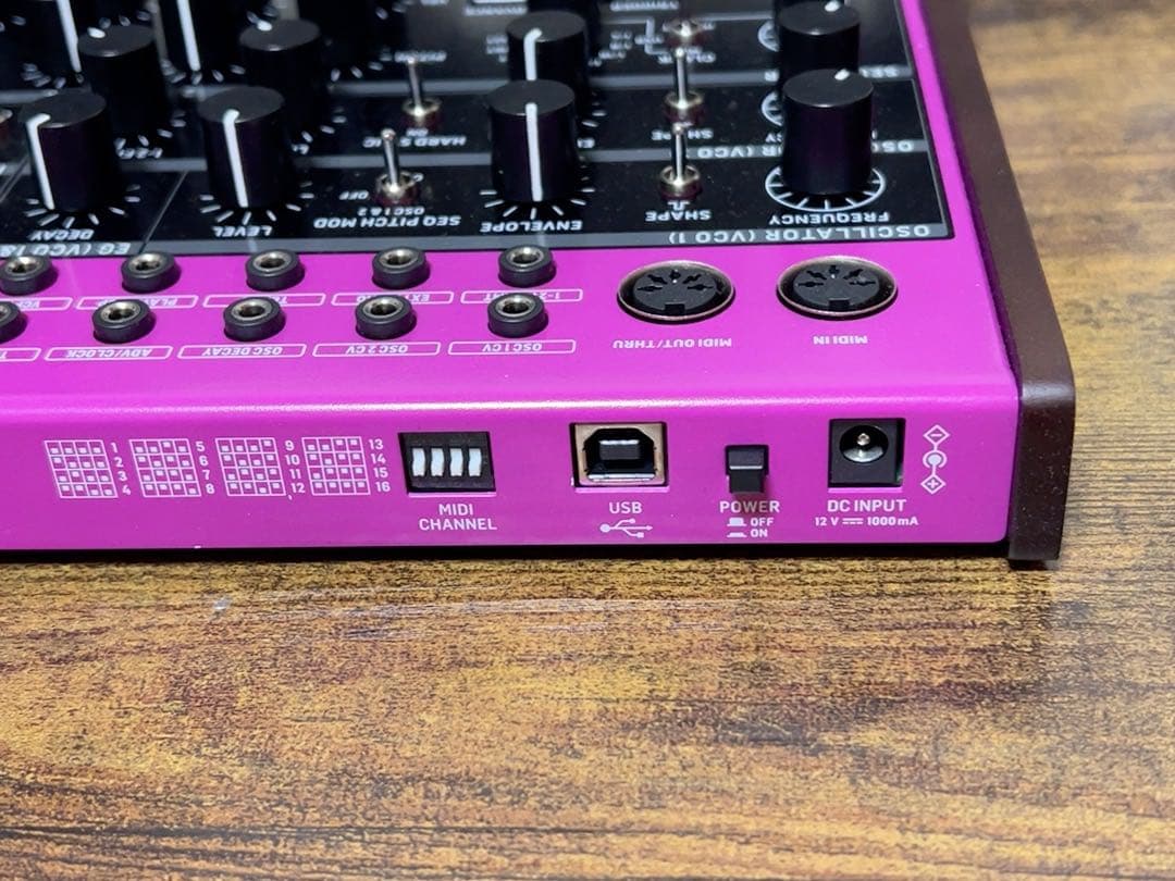 BEHRINGER EDGE セミモジュラーアナログシンセサイザー