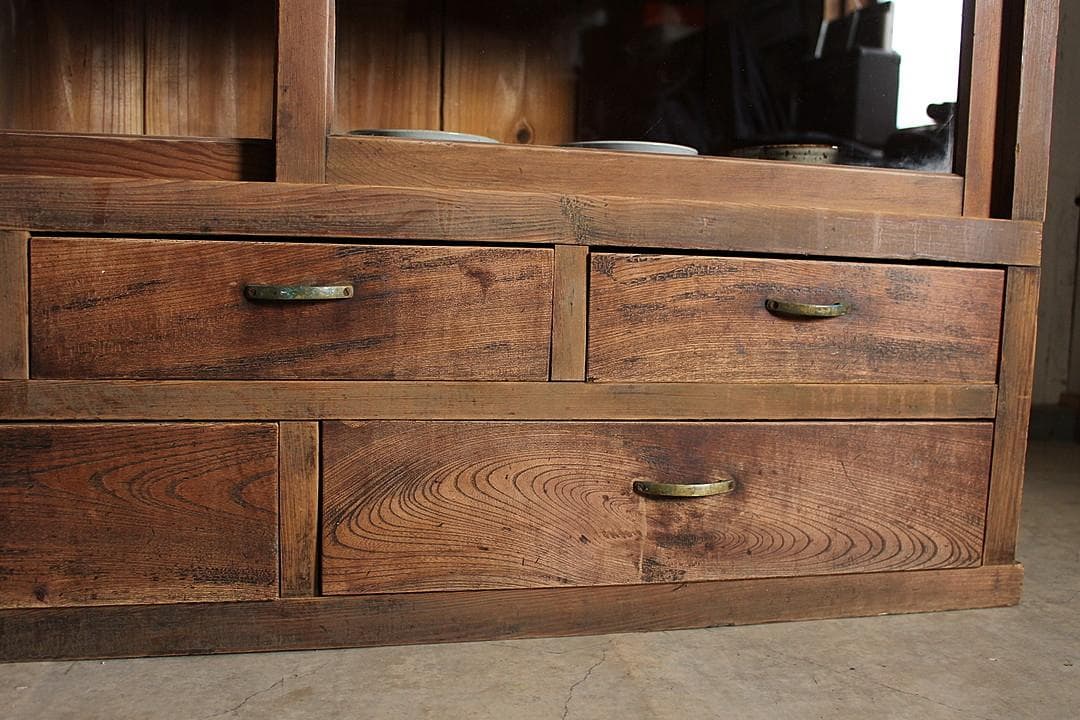 古く味のあるガラス戸棚×木製引き出し5杯 - メルカリ