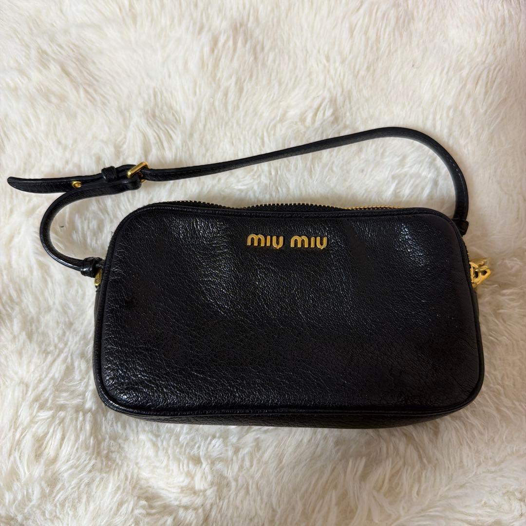 MIU MIU ブラックレザーポーチ