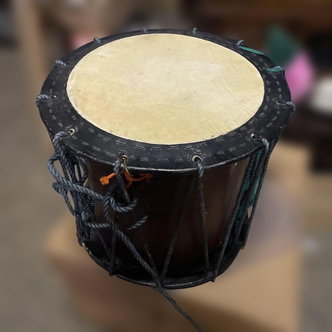①桶胴太鼓 本革　1.5尺 太鼓 桶太鼓 直径約47㎝ 高さ約40㎝ バチ 付き