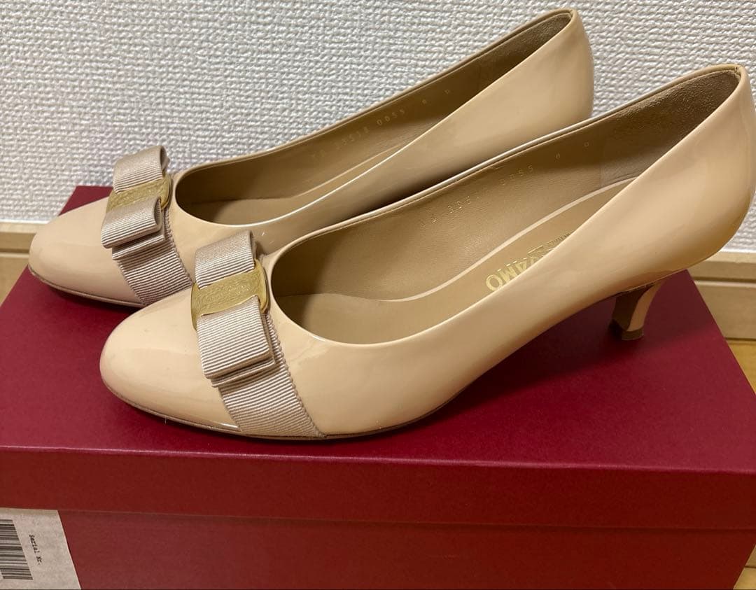 1回使用　Ferragamo ヴァラリボン　エナメルパンプス　ベージュ　8D 1回使用 Ferragamo ヴァラリボン エナメルパンプス ベージュ 8D - メルカリ