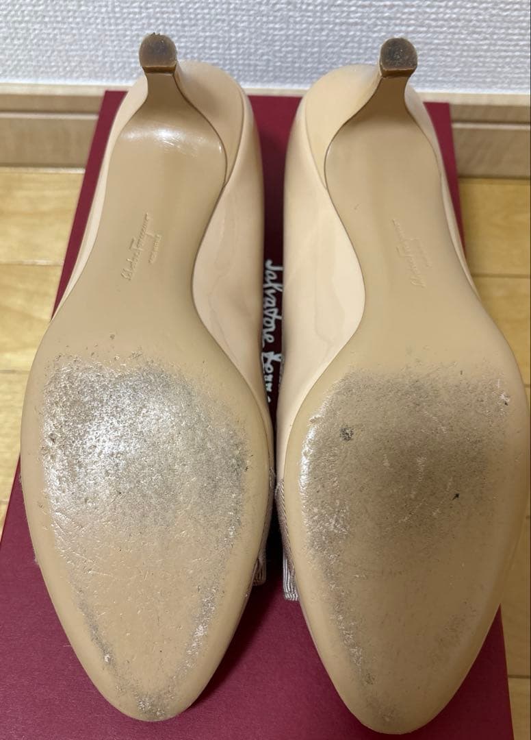 1回使用 Ferragamo ヴァラリボン エナメルパンプス ベージュ 8D - メルカリ