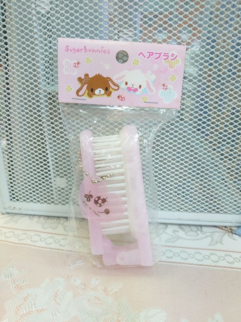 い*り様 【新品・未使用】サンリオ　シュガーバニーズ　ヘアブラシ　廃盤品 C-pla限定！シュガーバニーズの「ヘアバンド」がカプセルトイで登場