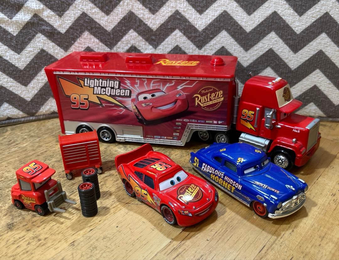 マテル　カーズLightning McQueen ハウラー、ピットクルーセット