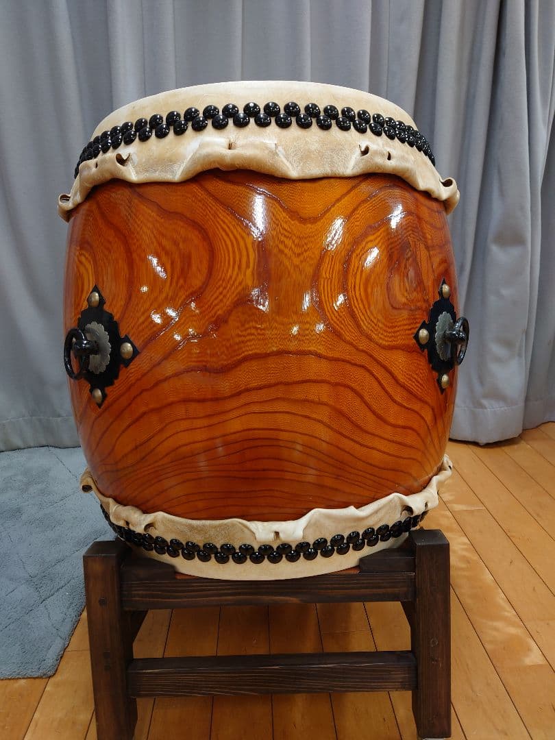 １尺６寸、ケヤキくり抜き胴。皮＝新品