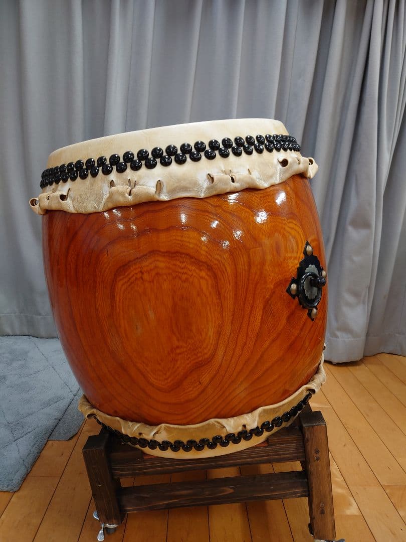 １尺６寸、ケヤキくり抜き胴。皮＝新品