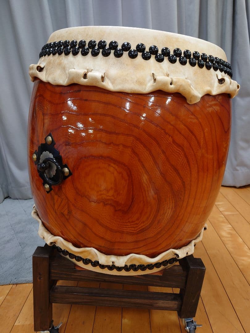 １尺６寸、ケヤキくり抜き胴。皮＝新品