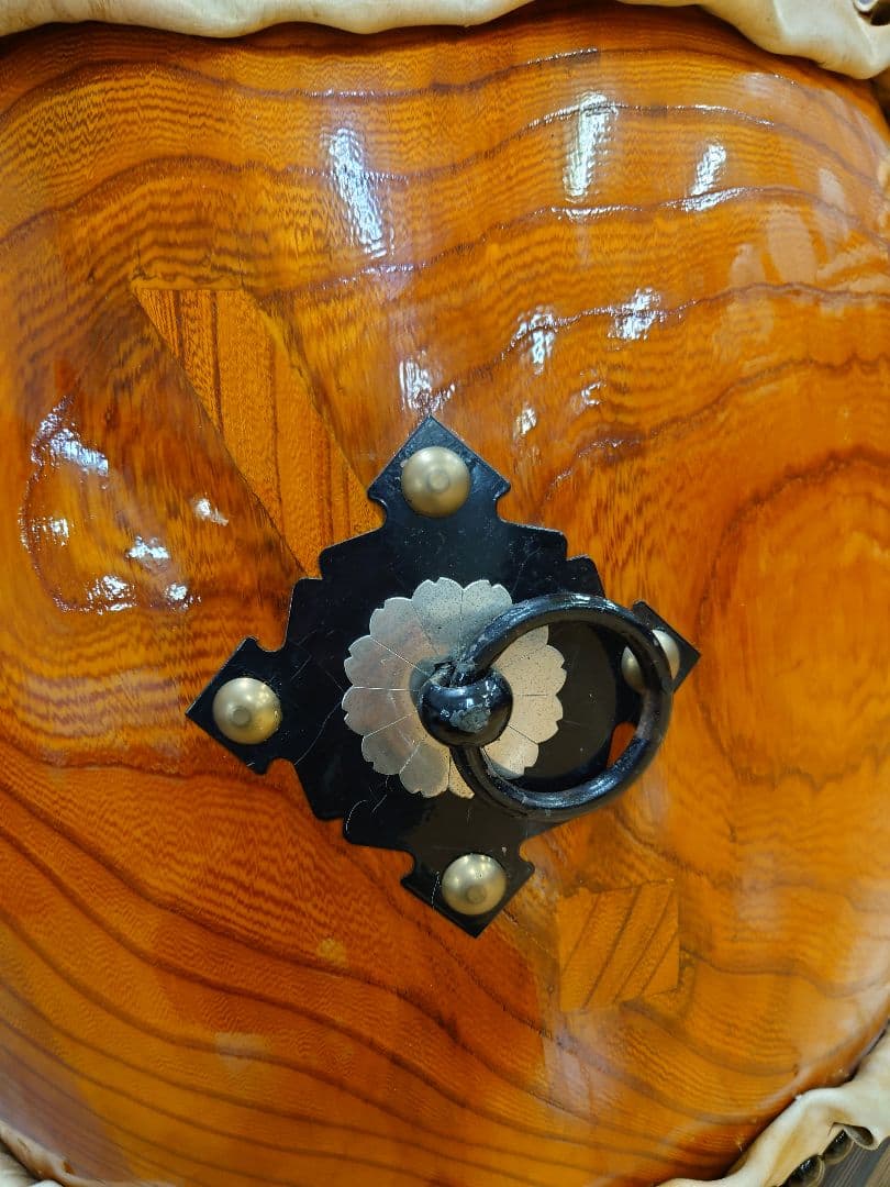 １尺６寸、ケヤキくり抜き胴。皮＝新品