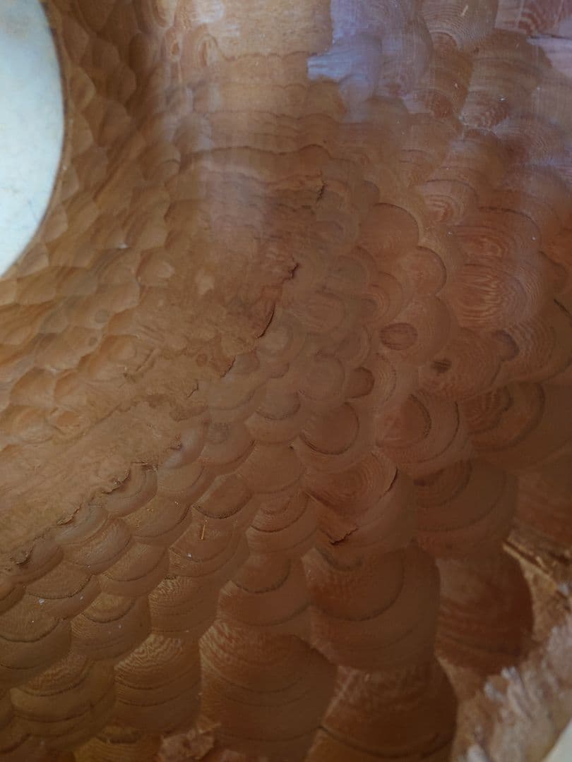 １尺６寸、ケヤキくり抜き胴。皮＝新品