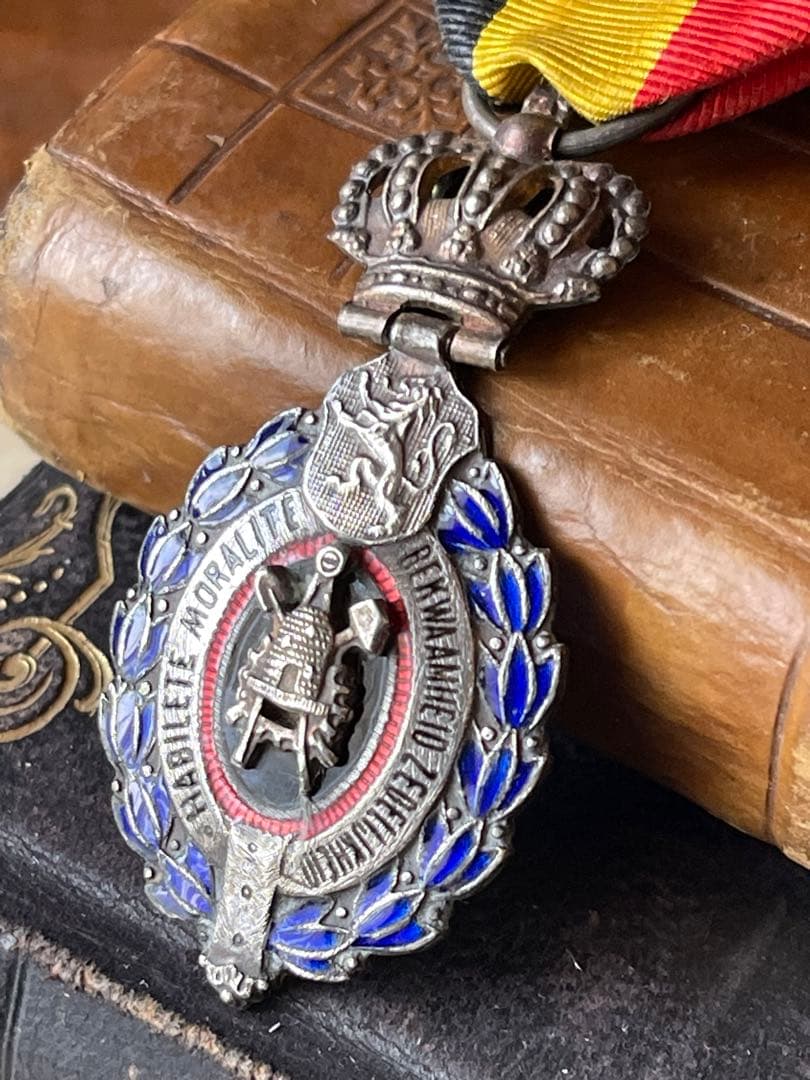 ビンテージ勲章 ベルギー王国 クラウン王冠のデザイン - メルカリ