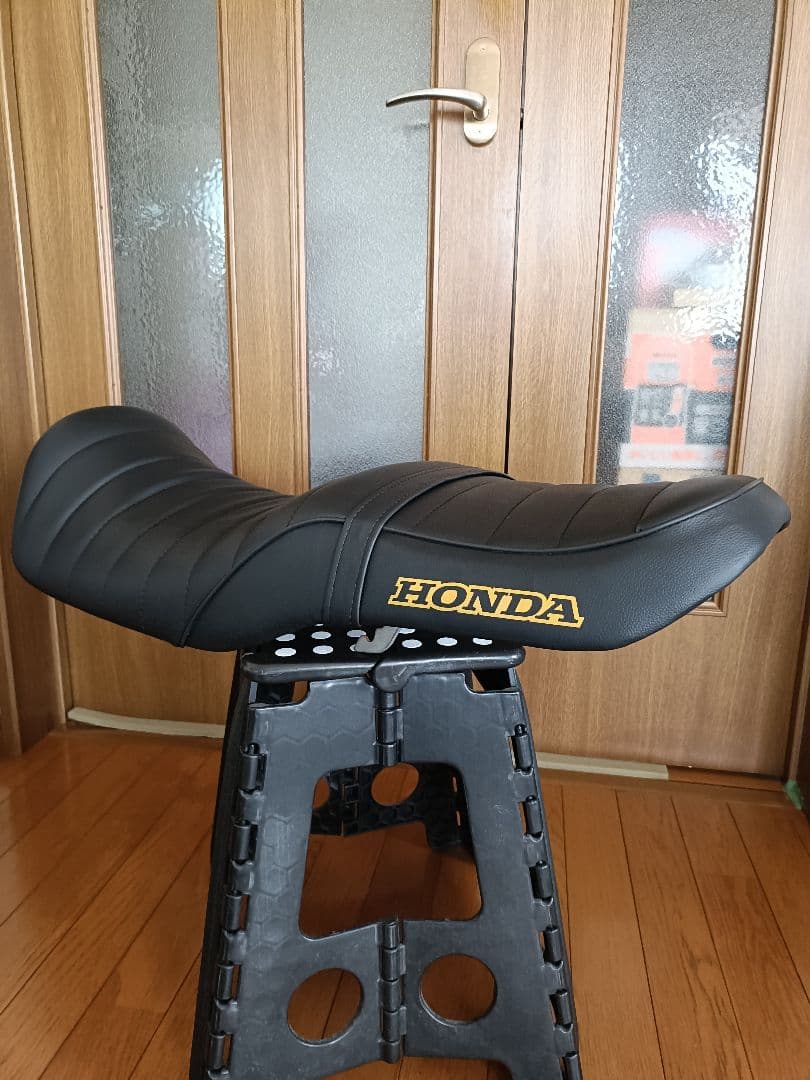 CB750 rc42 カスタムシート 斜め枠金ロゴHONDA　週末期間限定値下げ