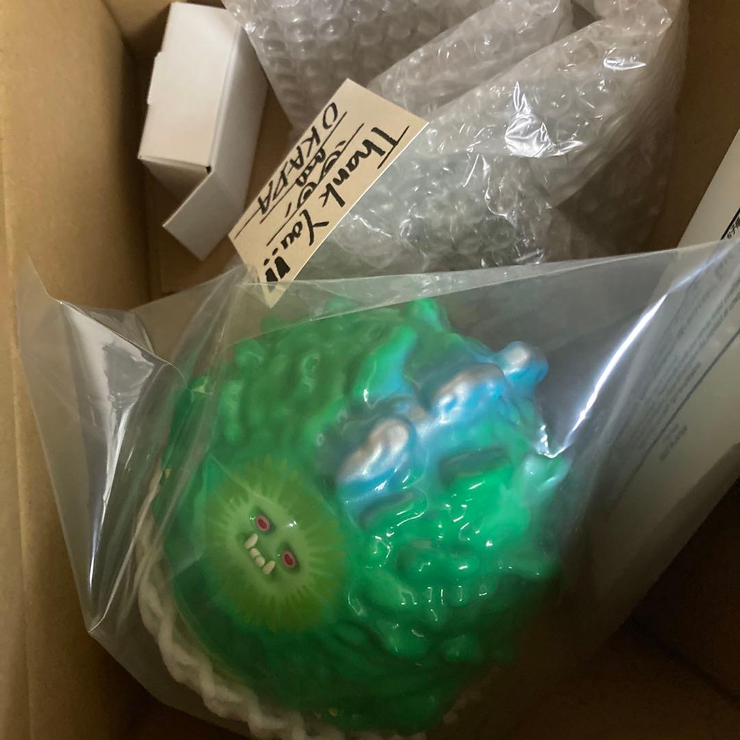 ゴーヤ怪獣ボール　ソフビ　台座付き 岡田悠助氏／ToyFieldsの初個展「MUTATION」に突然変異の「ゴーヤ怪獣