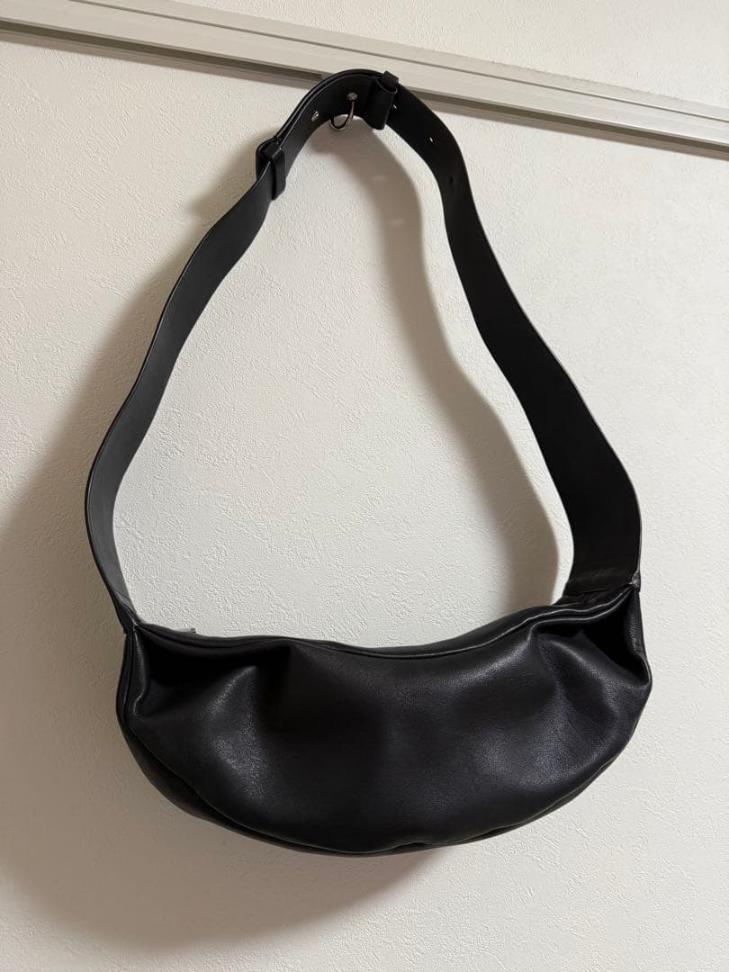 COS レザープリーツベルトバッグ ブラック