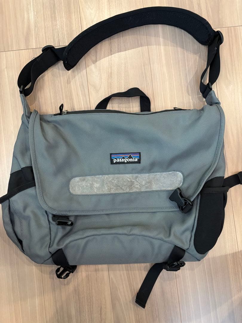 patagonia メッセンジャーバッグ ハーフマス　グレー