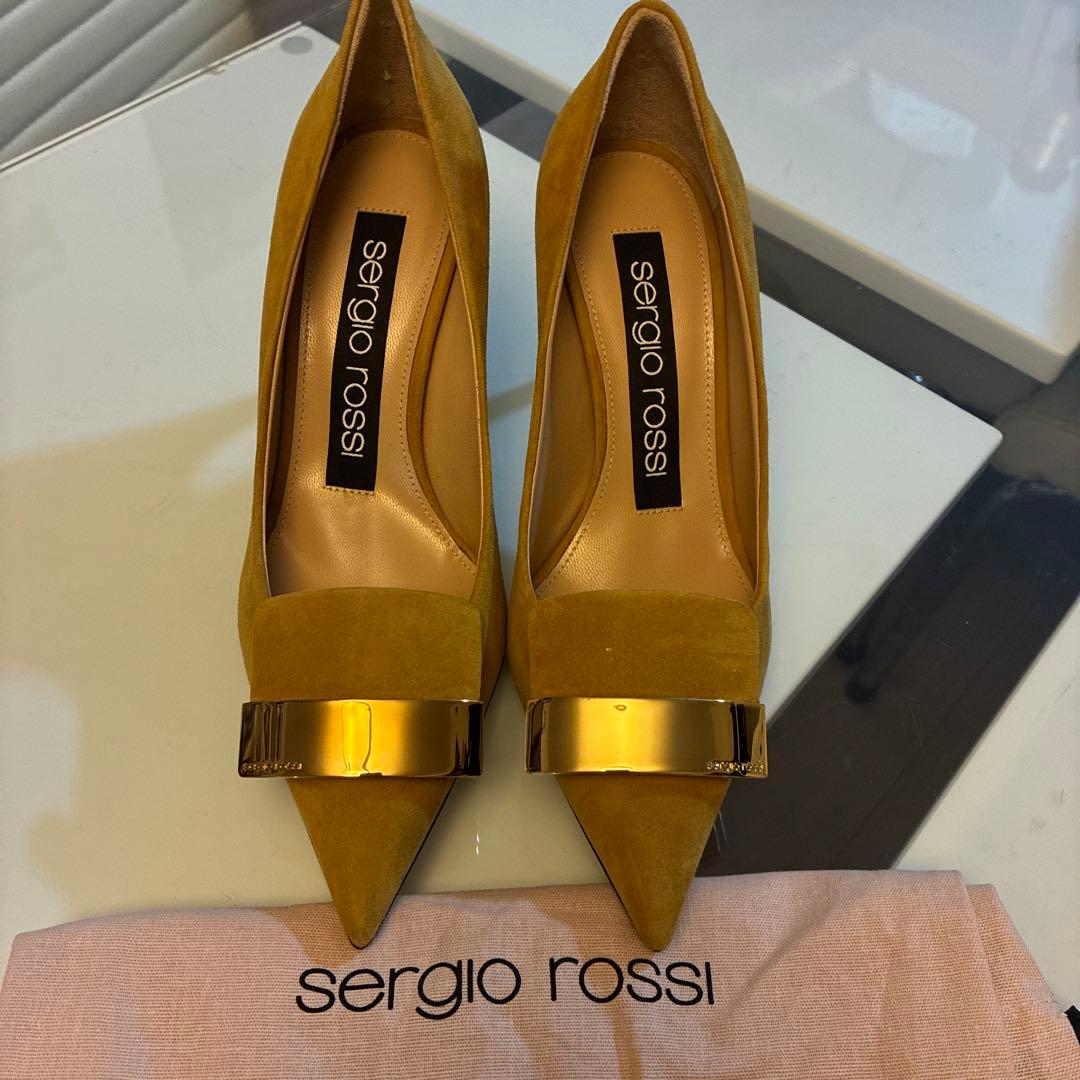 セルジオロッシ　sr1 メタルプレート　パンプス　ハイヒール　靴　定番　スエード セルジオ ロッシの新パンプス、メタルプレート付きのポインテッドトゥ