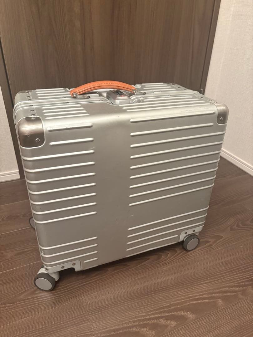 innovatorイノベーター アルミスーツケース スターリングシルバー 42L
