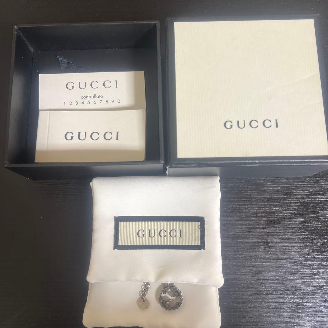 GUCCI シルバーネックレス　ロゴチャーム付き