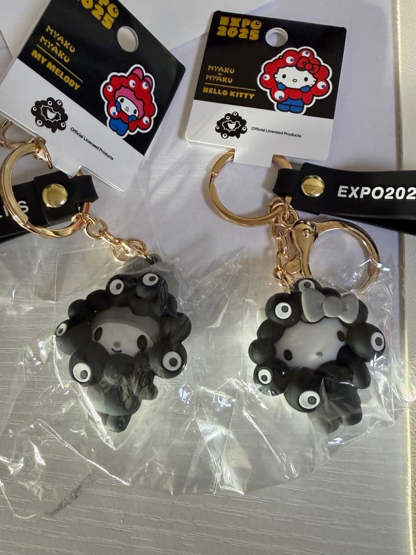 サンリオ なりきり モノクロキーホルダー キティ 万博　黒ミャクミャク　マイメロ 2025年大阪・関西万博の公式キャラクター「ミャクミャク」・サンリオ