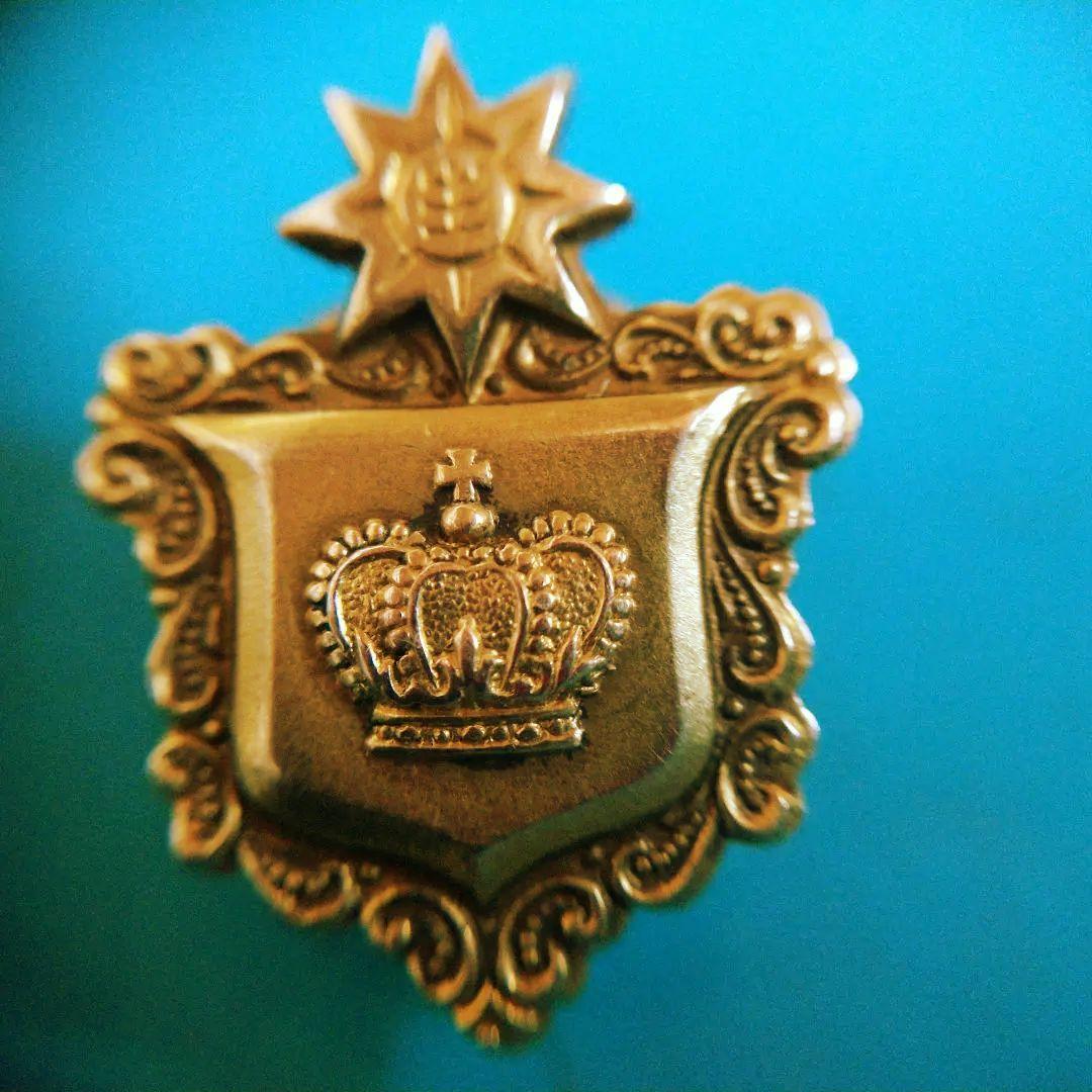 王冠と星のデザイン 襟章 K18 バッチ 王冠型缶バッチ