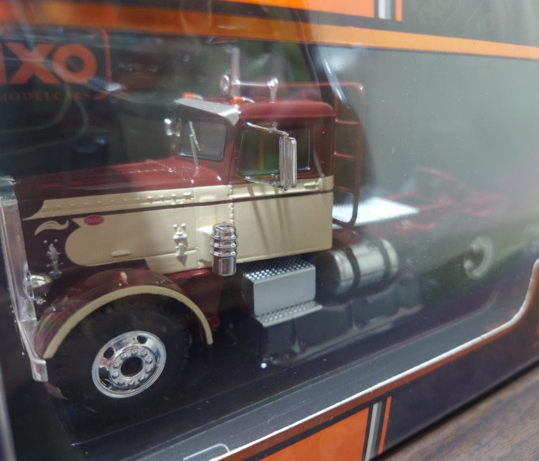 1/43 ピータービルト 281 1955 ixo製ダイキャスト製ミニカー