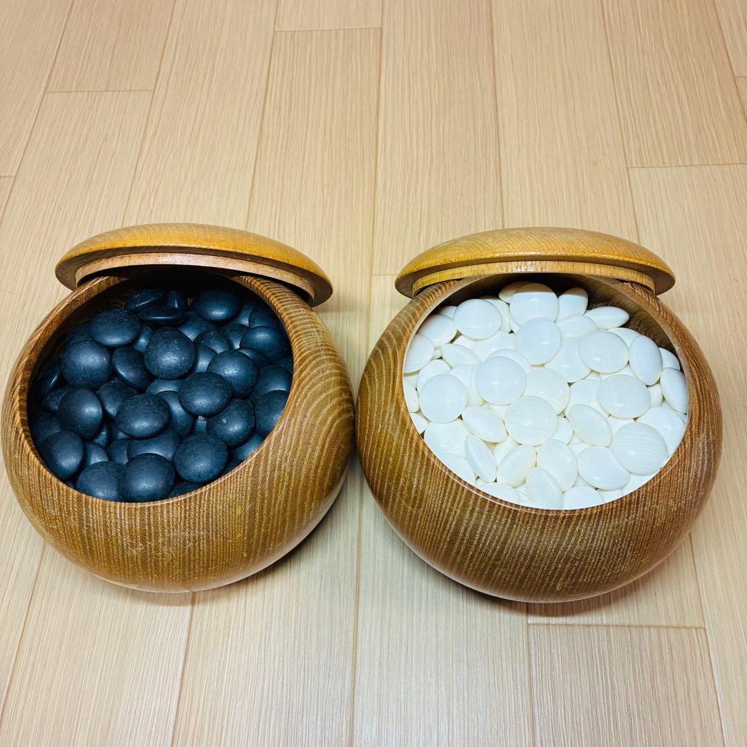 【状態良好】蛤碁石 那智黒碁石　極厚38号〜40号　碁笥　セット 蛤碁石 那智黒 碁笥セット 30号相当 厚み約8mm 白180 黒181 - メルカリ
