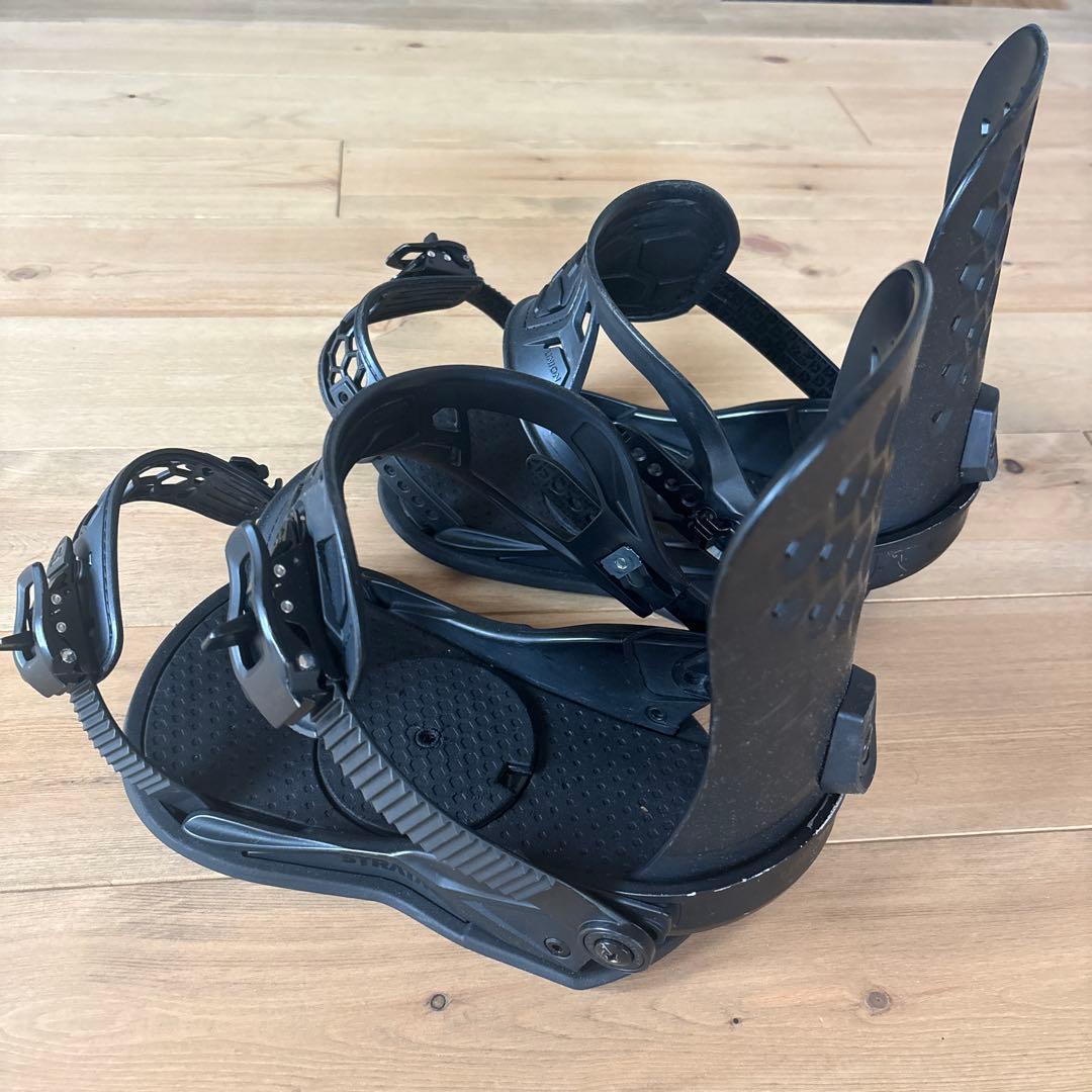 STRATA ブラック スノーボードビンディング