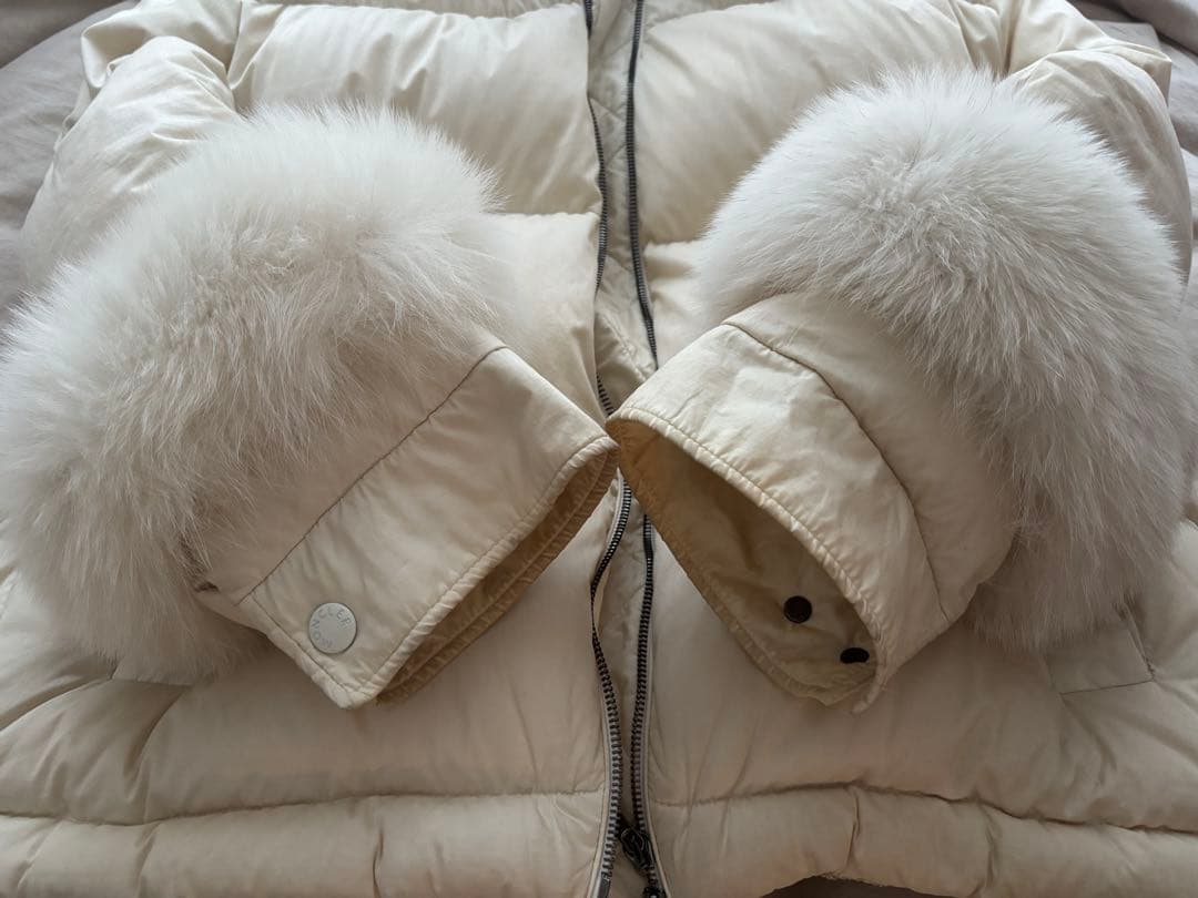 MONCLER フード付きダウンジャケット 袖ファー オフホワイト サイズ2