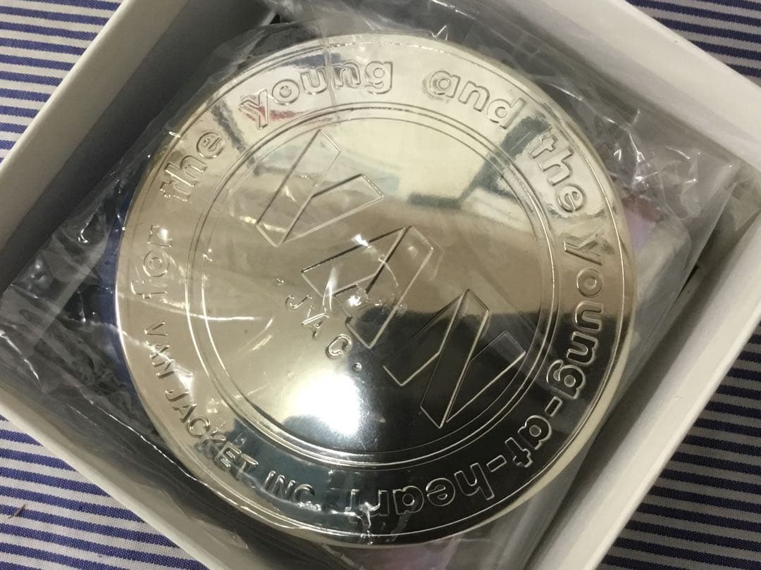 VAN JAC ヴァンヂャケット グリルカーバッジ 未使用！ VAN Jacket - VANの正規品カーグリルバッジ 貴重なブラック&シルバーの