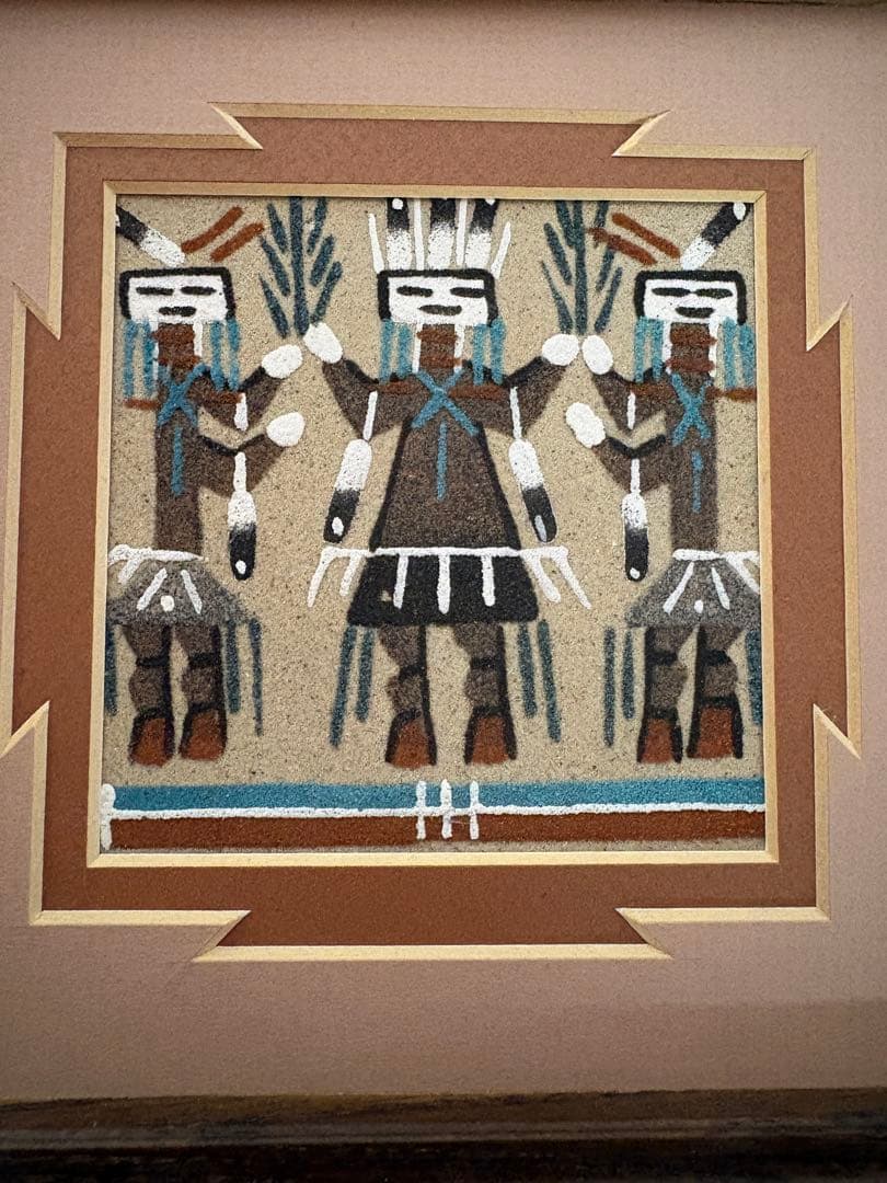 ネイティブ・アメリカンのナバホ族による「サンドペイント（砂絵）」の